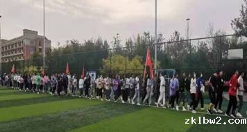 许多人在草地上描述已自动生成